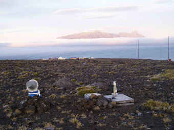 The measurement site is located at 200m above see level, in the north-eastern part of Possession Isl. and roughly at 500m upwind of the scientific base 