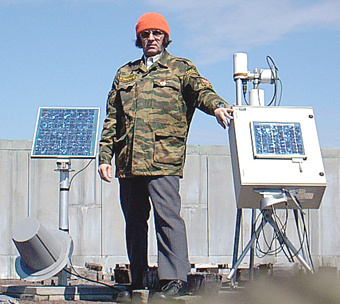 Michael Boschat with the Sunphotometer.