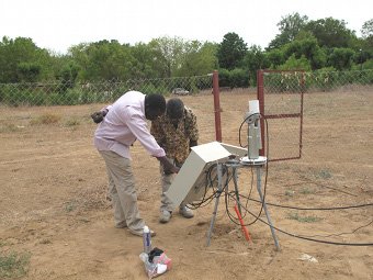 the sunphotometer and the site managers, Aboubakry Diallo (IRD) and Macoumba Diop (ISRA)