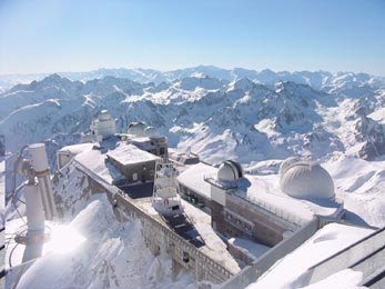 A stunning image of the observatory and surrounding view from the instrument platform.
